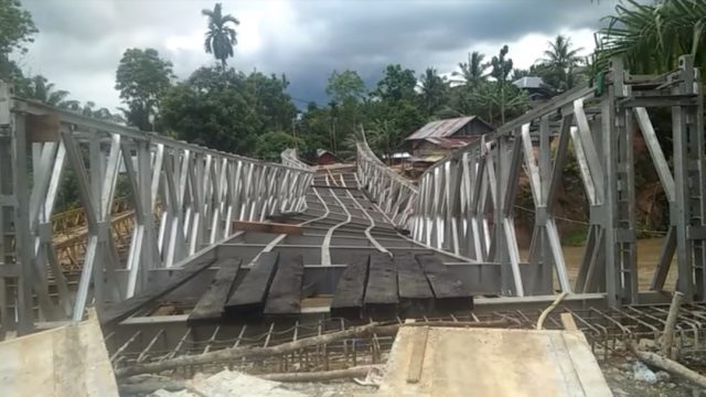 jembatan hampir roboh