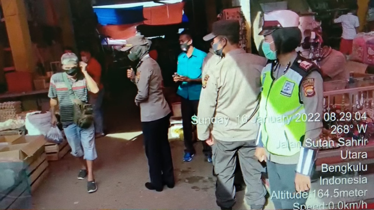 Keliling Pasar, Tim KRYD Polres BU Binluh Harkamtibmas dan Prokes