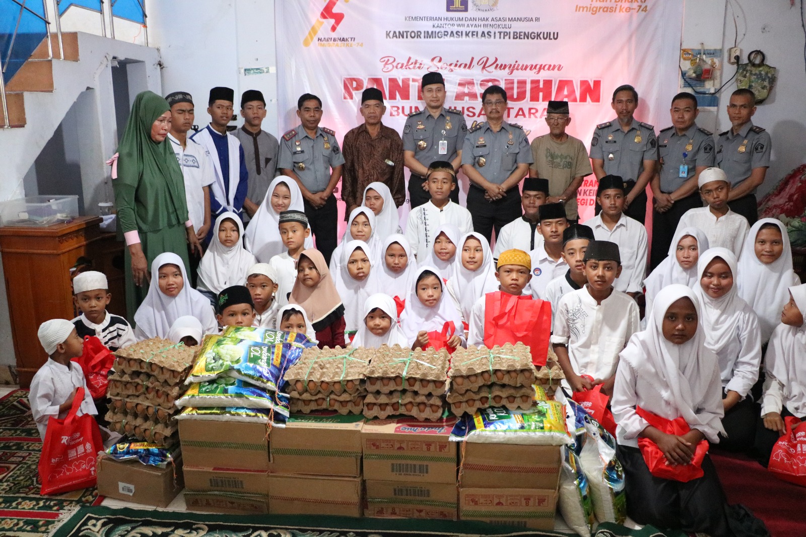 *Peringatan Hari Bakti Imigrasi Ke-74: Bakti Sosial dan Santunan di Panti Asuhan Bumi Nusantara*  BENGKULU - Dalam upaya merayakan Hari Bakti Imigrasi Ke-74, Kanwil Kemenkumham Bengkulu dan Kanim Kelas I TPI Bengkulu menyelenggarakan serangkaian kegiatan bakti sosial serta memberikan santunan di Panti Asuhan Bumi Nusantara pada hari Senin (22/01/2024). Acara ini dihadiri oleh sejumlah tokoh penting, antara lain Kepala Divisi Keimigrasian, Ramdhani, Kepala Divisi Pemasyarakatan, Teguh Wibowo, Kepala Kantor I