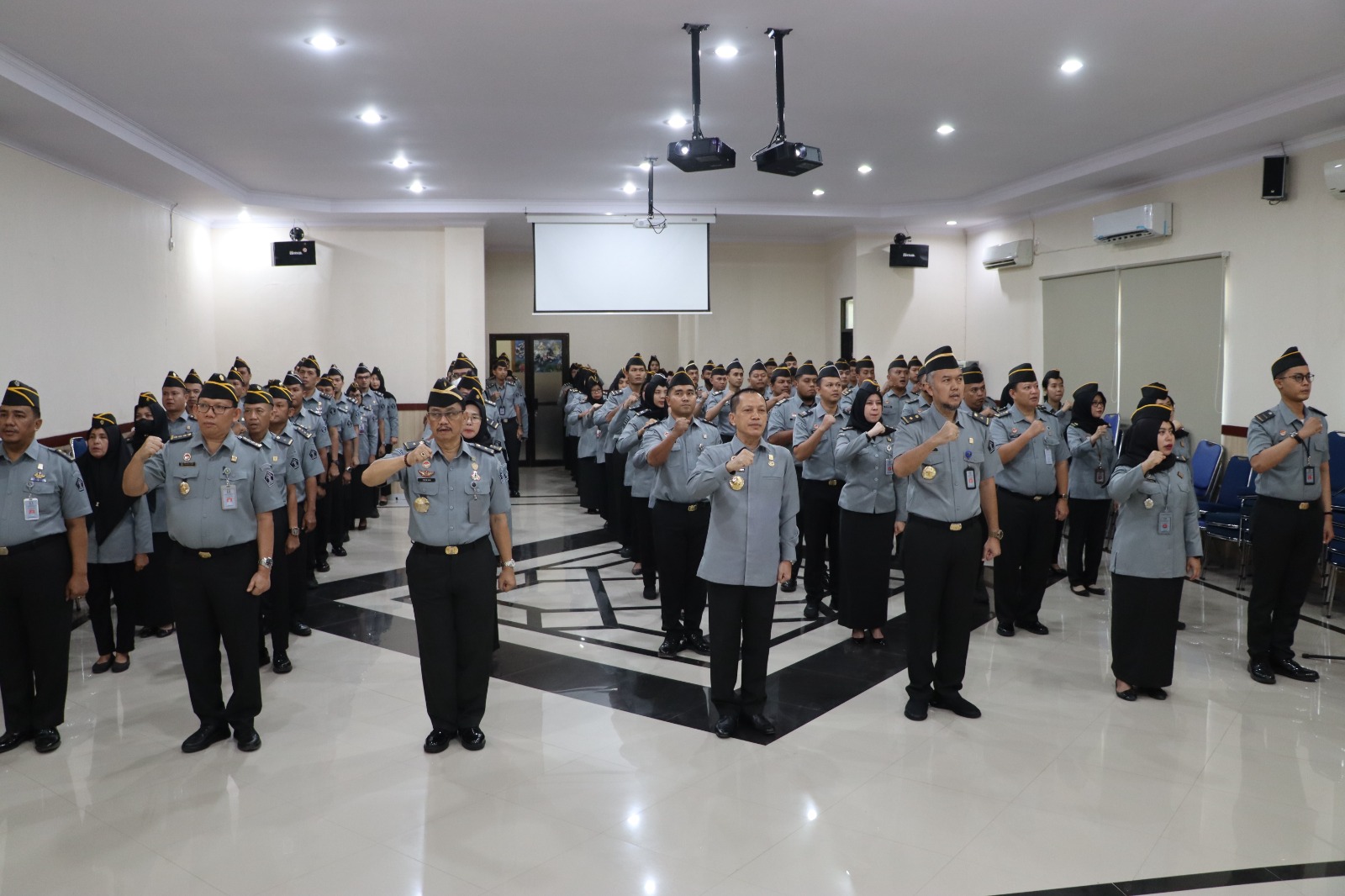 Kantor Wilayah Kementerian Hukum dan HAM (Kemenkumham) Bengkulu memperkuat kesiapan pengamanan dan meningkatkan kinerja melalui rangkaian kegiatan yang dilaksanakan pada Senin (1/4/2024).  Acara dimulai dengan partisipasi Kanwil Kemenkumham Bengkulu dalam Apel Kesiapan Pengamanan Hari Raya Idul Fitri 1445 H/2024 M secara virtual di Lingkungan Kementerian Hukum dan Hak Asasi Manusia. Turut hadir dalam acara ini Kepala Kantor Wilayah, Kepala Divisi Administrasi, Kepala Divisi Pemasyarakatan, pejabat struktura