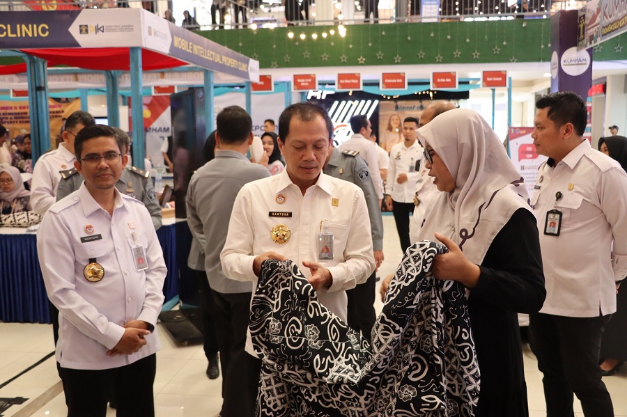 Kakanwil Kemenkumham Bengkulu, Santosa, memantau langsung pelaksanaan Kumham Padek Expo 2024 di Bencoleen Indah Mall, Rabu (7/8/2024), didampingi oleh para Pimti Pratama.