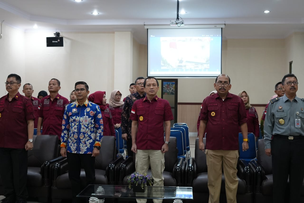 Bengkulu, 8 Agustus 2024 – Bertempat di Aula Soekarno, Kantor Wilayah Kementerian Hukum dan HAM Bengkulu mengikuti peresmian Politeknik Pengayoman Indonesia (POLTEKPIN) secara virtual melalui platform Zoom. Kepala Kantor Wilayah Kemenkumham Bengkulu, (Santosa), didampingi oleh Kepala Divisi Administrasi (Machayudie), Kepala Divisi Pemasyarakatan (Teguh Wibowo), Kepala Divisi Keimigrasian (Viktor Manurung), Kepala Divisi Pelayanan Hukum dan HAM (Andriensjah), serta pejabat struktural, JFT, dan JFU di lingkun