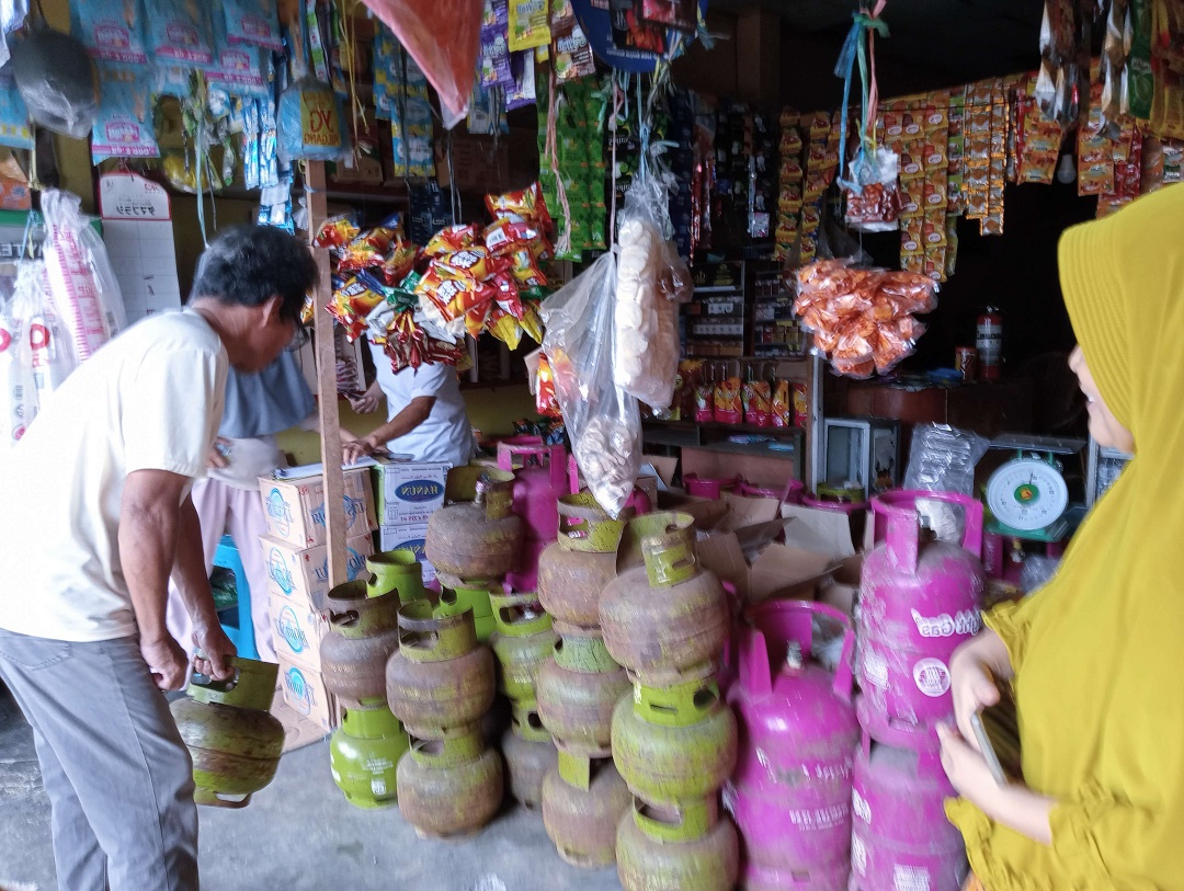 Hingga saat ini baru ada tiga warga Kota Bengkulu yang telah mendaftar untuk menerima bantuan dari Kementerian Perdagangan melalui Dinas Perdagangan (Disperindang) Kota Bengkulu berupa rak etalase, lemari pendingin (showcase), etalase kaca, dan plang papan nama. Warga yang telah mendaftar ini adalah pedagang warung manisan dan toko kelontong. Karena masih sedikit yang mengajukan permohonan untuk mendapatkan bantuan tersebut, maka Disperindag Kota Bengkulu memperpanjang waktu untuk mendaftar hingga dua mingg