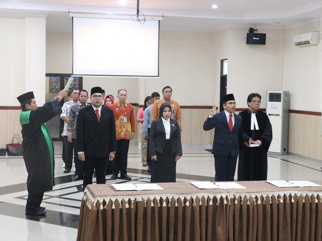Bengkulu – Kepala Kantor Wilayah Kementerian Hukum dan HAM Bengkulu, yang diwakili oleh Kepala Divisi Pelayanan Hukum dan HAM, Ernie Nurheyanti Miceleni Toelle, melantik dan mengambil sumpah tiga notaris pengganti di Aula Soekarno Kanwil Kemenkumham Bengkulu, pada Jum,at (04/10/24). Mereka yang dilantik adalah Seli Oktaviana, Tri Ari Novandi Sinaga, dan Muhamad Aulia Fadhlan.  Hadir dalam acara tersebut antara lain Kadiv Administrasi, Machyudhie, Kadiv Pemasyarakatan, Teguh Wibowo, Kadiv Keimigrasian, Vikto
