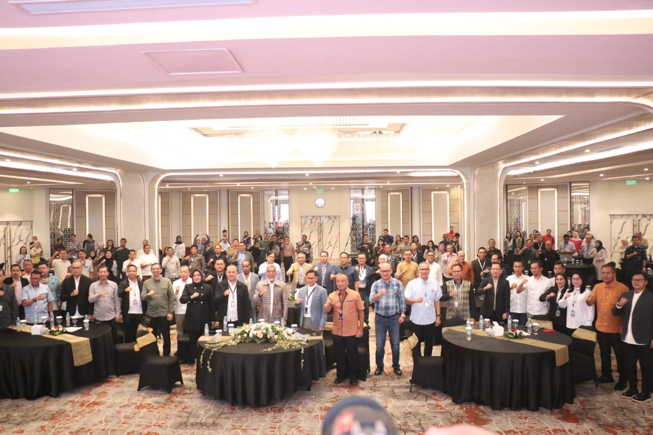 Jakarta - Dalam rangka mempercepat pengembangan sumber daya manusia yang unggul dan berdaya saing di lingkungan hukum dan HAM, Rapat Koordinasi (Rakor) Akselerasi Corporate University Tahun Anggaran 2024 resmi ditutup dengan penekanan pentingnya kualitas SDM. Kegiatan ini ditutup secara resmi oleh Kepala Badan Pengembangan Sumber Daya Manusia (BPSDM) Hukum dan HAM, Razilu, yang menggarisbawahi bahwa kemajuan Indonesia bergantung pada pengembangan SDM yang adaptif dan berintegritas.  Laporan hasil sidang kom