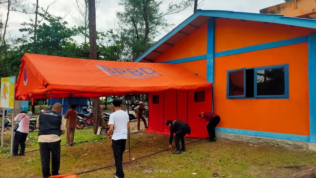 Badan Penanggulangan Bencana Daerah (BPBD) Kota Bengkulu membuka posko siaga bencana menghadapi momen Nataru Keberadaan posko dengan diisi 10 personel BPBD dan gabungan stakeholder lainnya diharapkan bisa mempercepat penanganan bencana. Pasalnya diprediksi animo masyarakat untuk berkunjung ke beberapa tempat wisata saat libur Nataru diprediksi meningkat. Untuk itu, BPBD langsung mengambil sikap. BPBD menyiapkan beberapa posko di tempat wisata, salah satunya di kawasan pantai panjang, yang diprediksi akan di