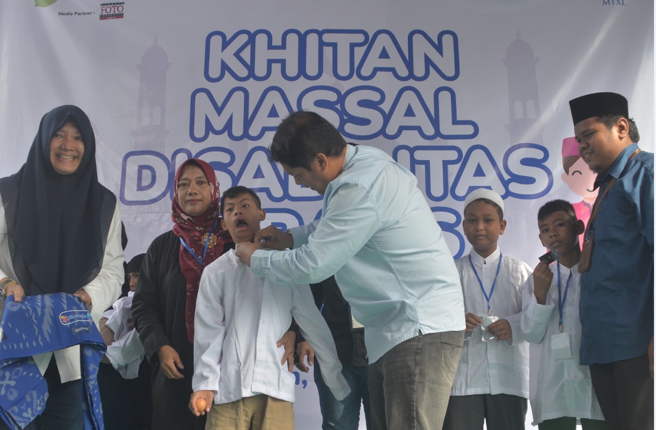 Karyawan PT XL Axiata Tbk (XL Axiata) melalui MTXL Axiata menggelar khitan massal khusus anak penyandang disabilitas. Sedikitnya 60 anak yang menyandang disabilitas netra, rungu, daksa, dan grahita (down syndrome) dikhitan di Rumah Difabel Khadijah Sharaswaty Indonesia, Medan, Jum’at (10/1).