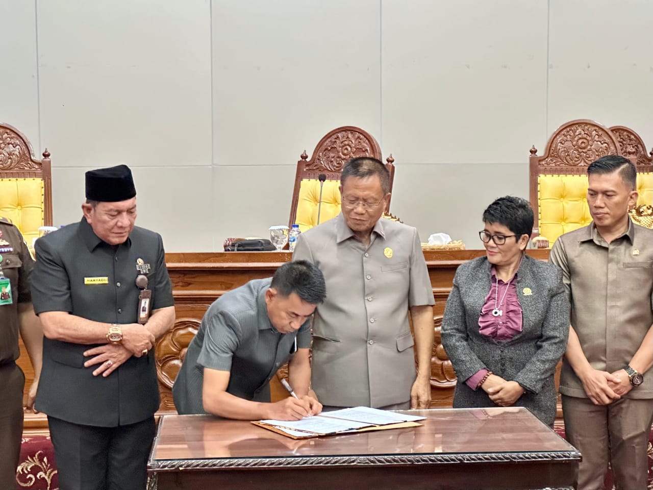 Dewan Perwakilan Rakyat Daerah (DPRD) Provinsi Bengkulu resmi menetapkan pasangan Helmi Hasan dan Mian sebagai Gubernur dan Wakil Gubernur Bengkulu terpilih untuk periode 2025-2030. 