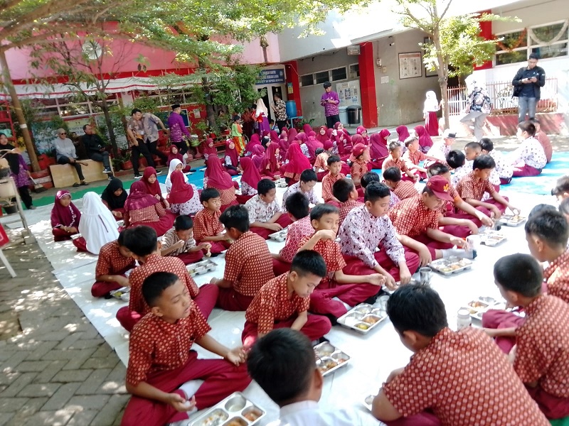 Pelaksanaan Makan Bergisi Gratis (MBG) dengan penerapan uji coba Dapur Sekolah di SDN Borong, Kec. Manggala, Kota Makassar, Kamis, (02/10/2025), lancar, tanpa ada kasus keracunan.