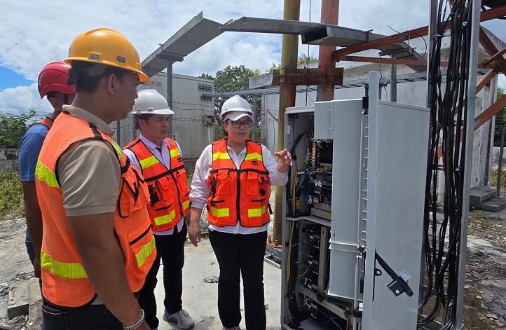 Group Head XLSMART West Region, Desy Sari Dewi (paling kanan) dan Head of Sales XLSMART West Southern 2, Budi Utama Lubis (kedua dari kanan) saat meninjau BTS di Desa Sambirejo, Kel. Selupu Rejang, Kab. Rejang Lebong, Provinsi Bengkulu beberapa waktu lalu. XLSMART terus meningkatkan layanan terdepan guna memastikan masyarakat dapat mengakses informasi dan layanan dengan lebih baik, termasuk wilayah Provinsi Bengkulu.