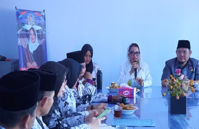 Senator Bengkulu Apt. Destita Khairilisani, S.Farm., M.S.M melaksanakan kegiatan reses bersama para pemangku kepentingan bidang pendidikan di Ruang Rapat Dinas Pendidikan dan Kebudayaan Kota Bengkulu, Senin (27/4/2026).