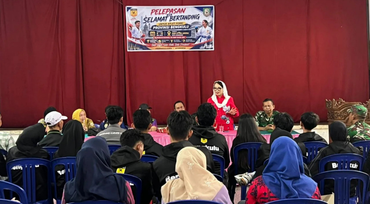 Anggota DPD RI/MPR RI dapil Bengkulu, Apt. Destita Khairilisani, S.Farm., MSM., secara resmi melepas keberangkatan kontingen Federasi Olahraga Karate-Do Indonesia (FORKI) Provinsi Bengkulu menuju Kejuaraan Nasional Pengurus Besar FORKI 2026 di GOR Citra Arena, Kota Bandung. Acara pelepasan berlangsung di Aula DLHK Provinsi Bengkulu, Senin 4 Mei 2026.