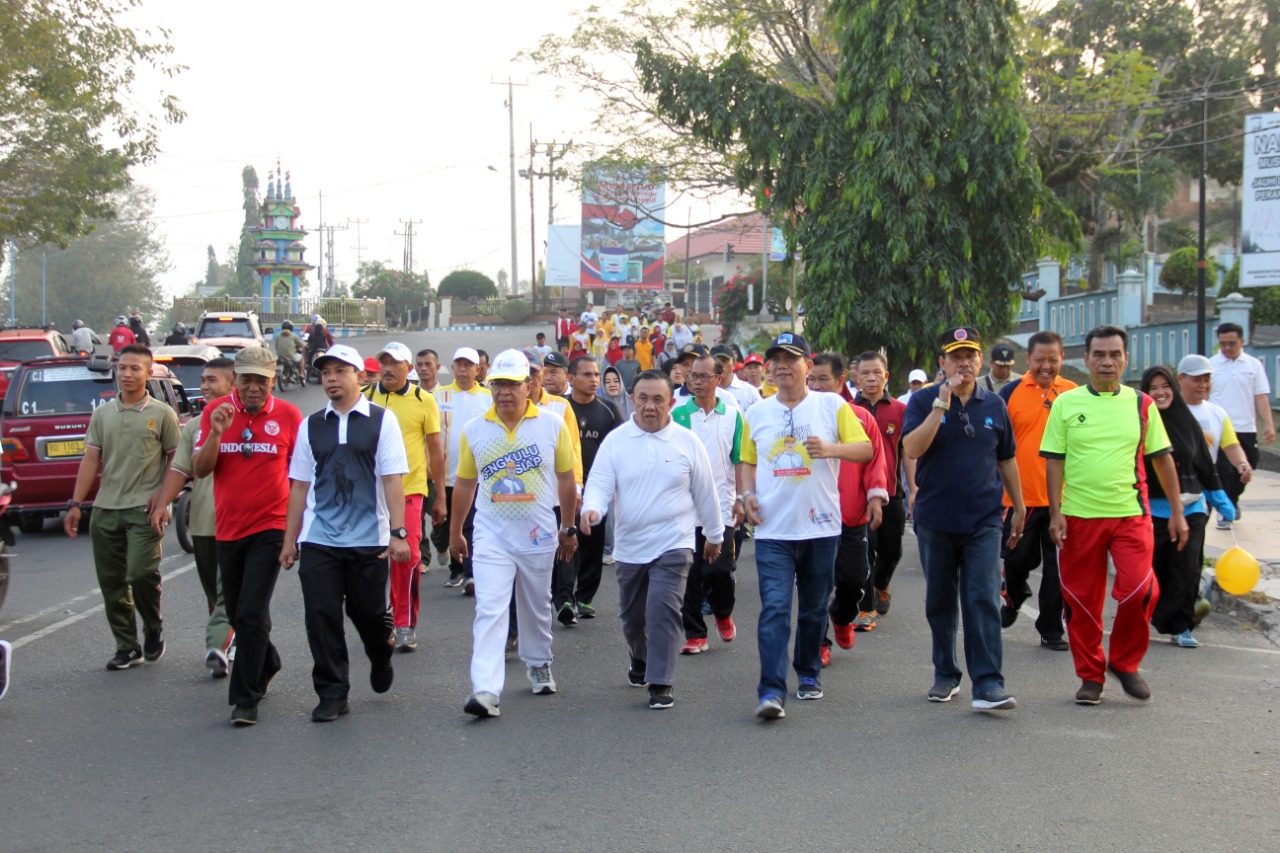 Semangat, Sekda provinsi Bengkulu mengikuti jalan sehat dalam rangka memperingati HUT RRI ke 74