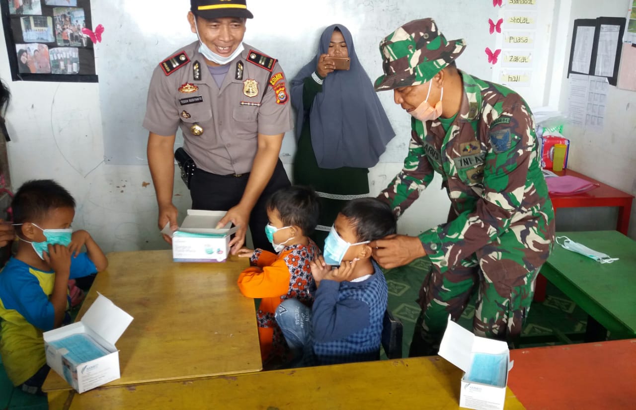 Danramil dan Polsek Mukomuko bagikan masker kepada siswa-siswi TK IT AL- Kautsar Mukomuko 