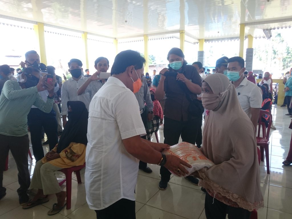 Warga Benteng Terima Bantuan Dari Gubernur, Ferry Ramli Ucap Banyak Terimakasih