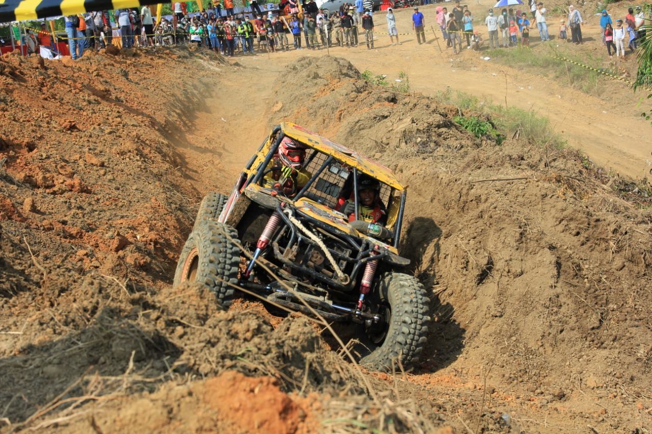 Offroader saat melintasi medan