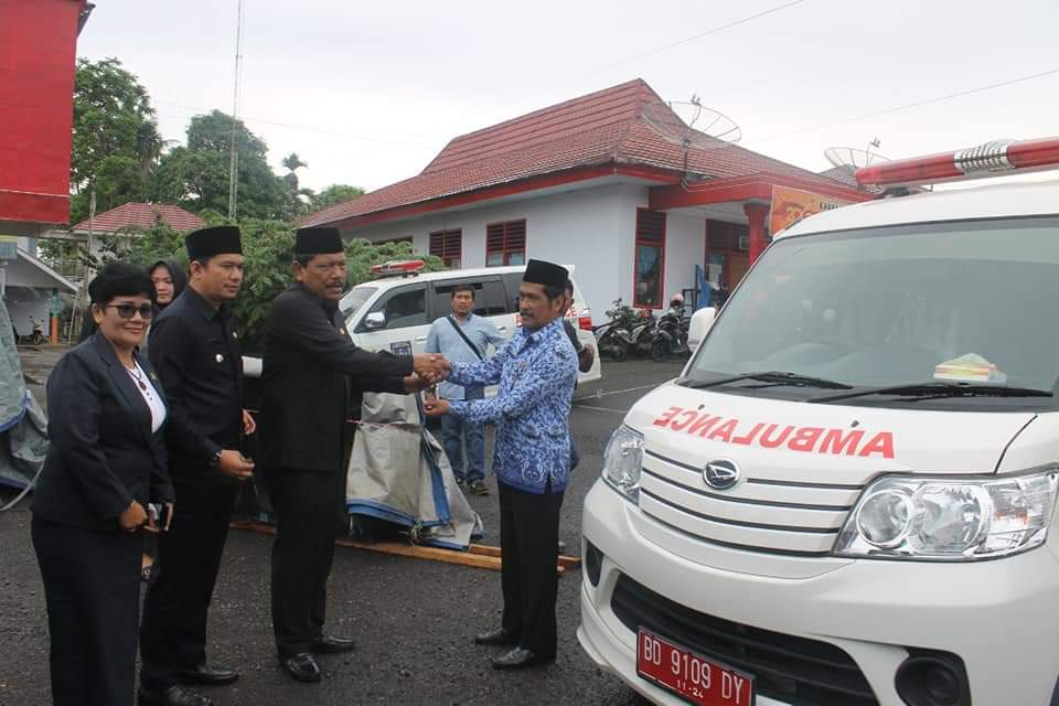 Penyerahan dua unit ambulance.