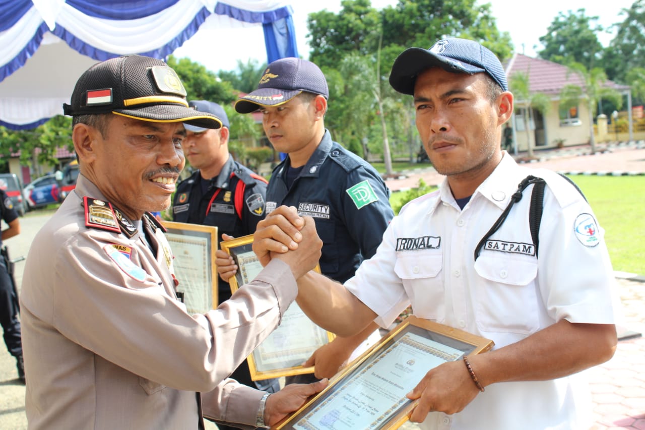 Penyerahan piagam penghargaan.