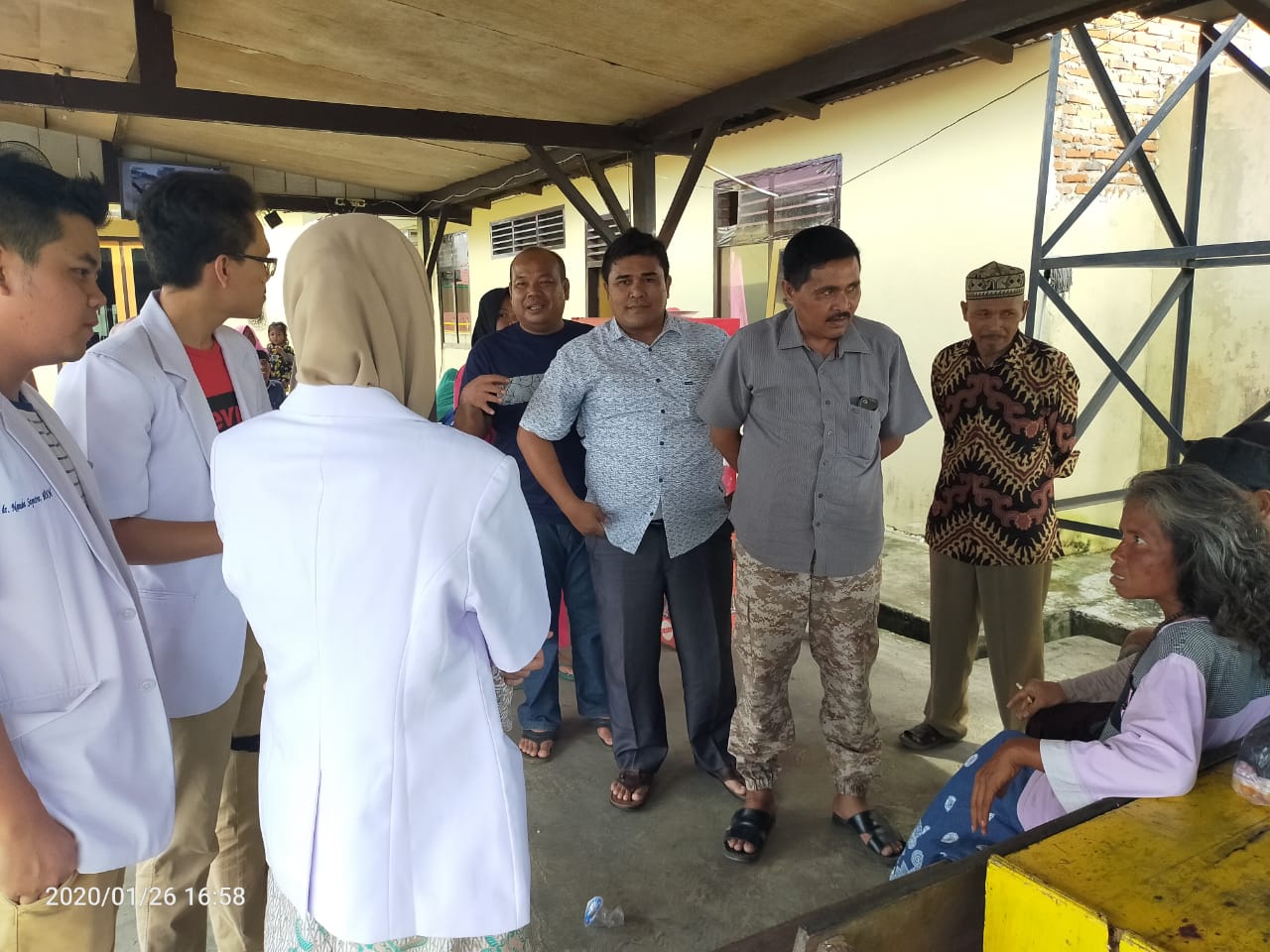 Tampak petugas dinsos dan anggota dewan mengevakuasi ODGJ.