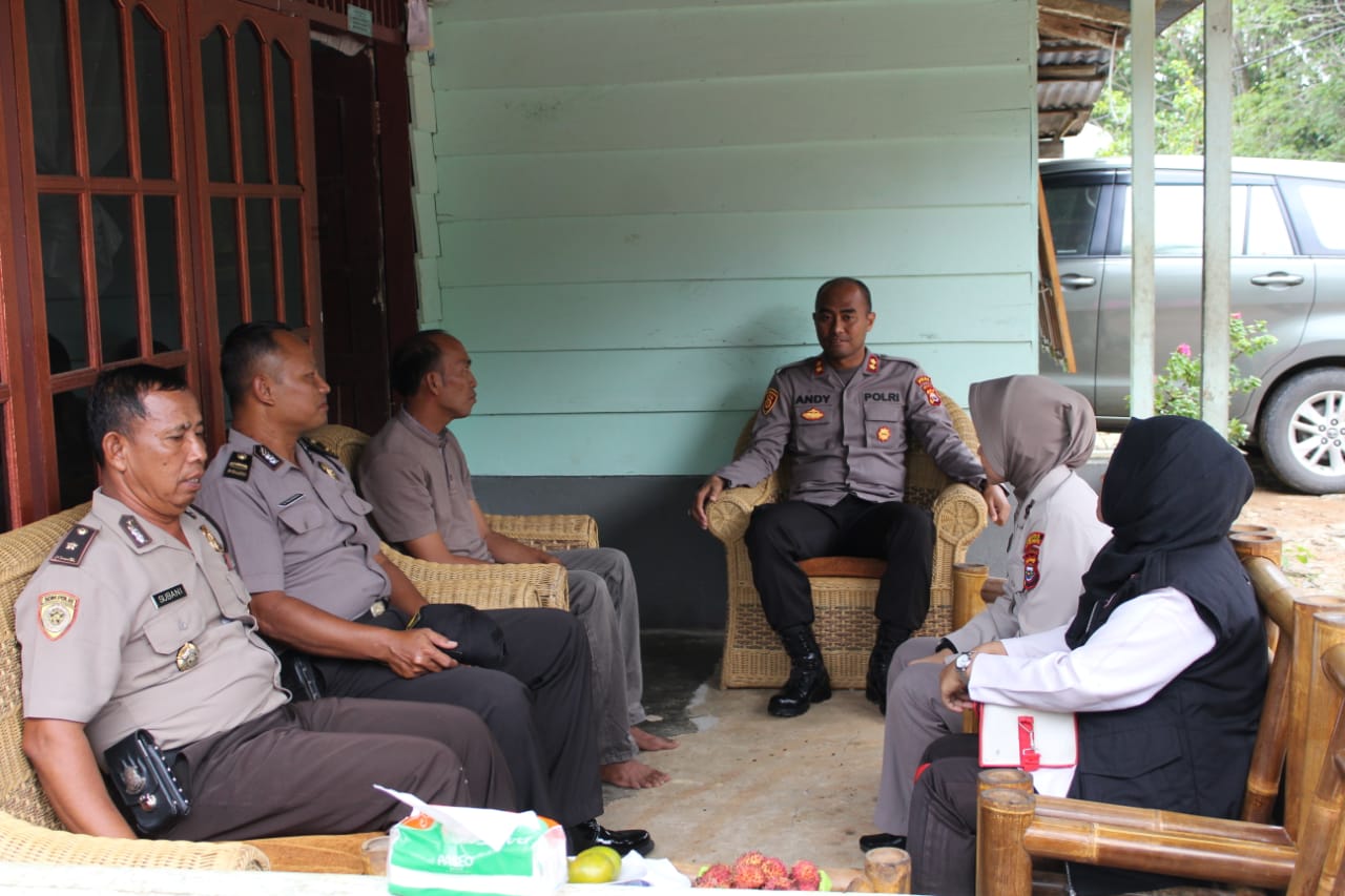 Kapolres dan jajaran saat mengunjungi personelnya yang tengah sakit.