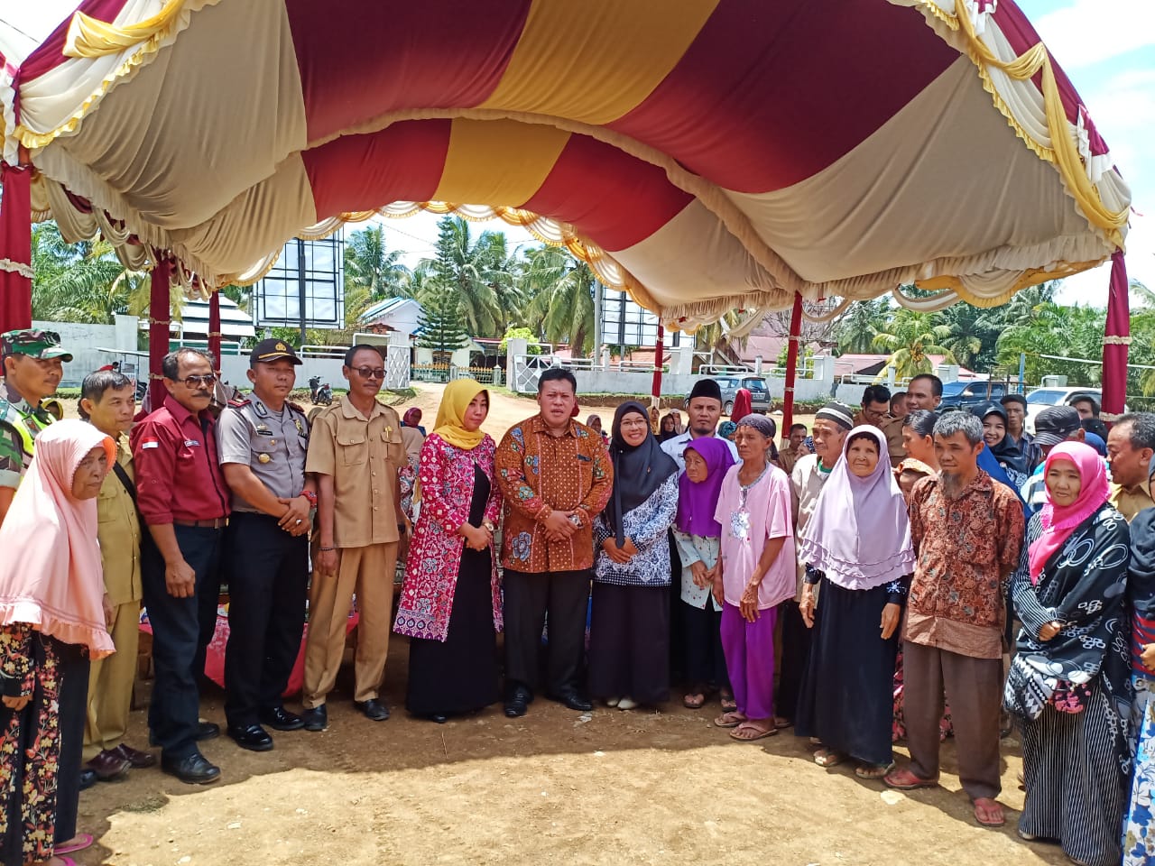 Bupati bersama pengurus saat berfoto bersama.