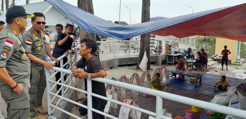 Kasatpol PP saat mengimbau langsung PKL di wisata Pasir Putih.