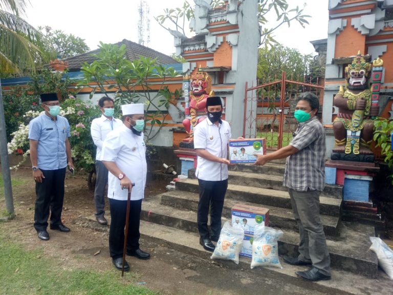 Berikan Rasmie, Helmi-Dedy Sambangi Pengurus Vihara dan Pura