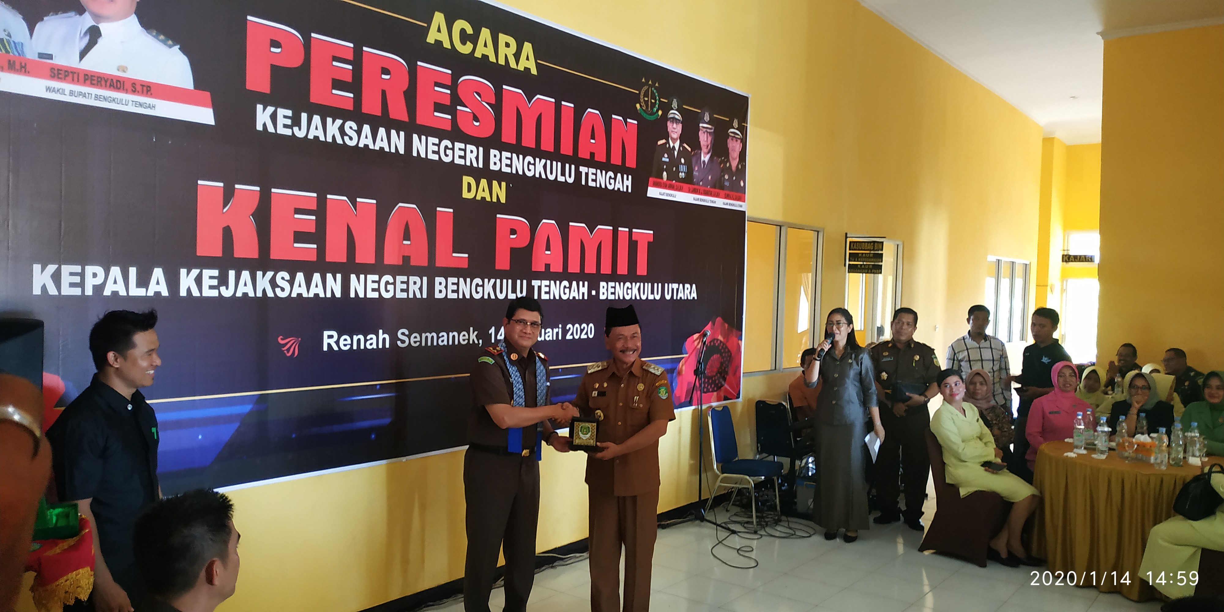 Saat penyerahan cendera mata.