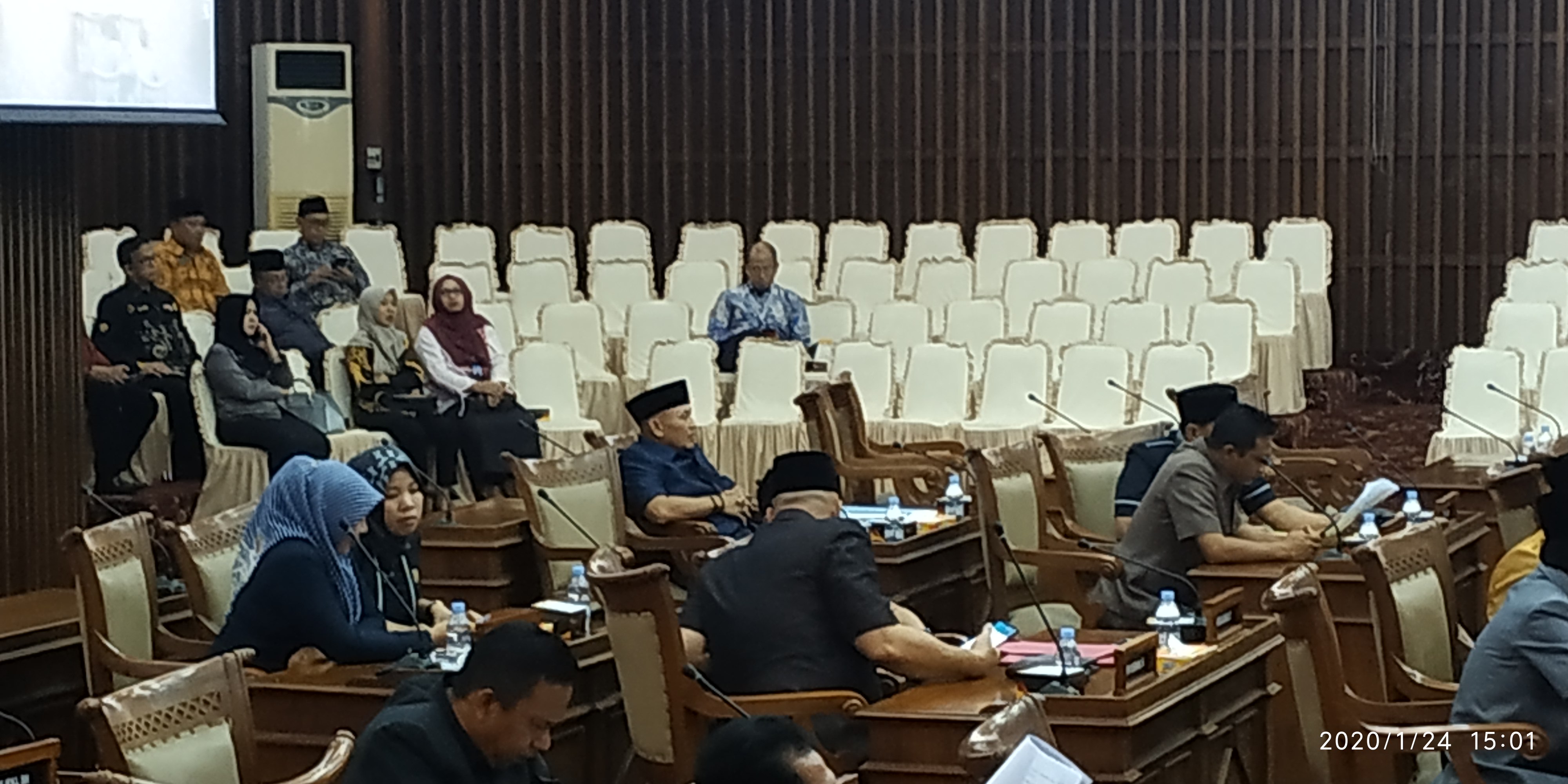 Suasana rapat paripurna pandnagan fraksi.