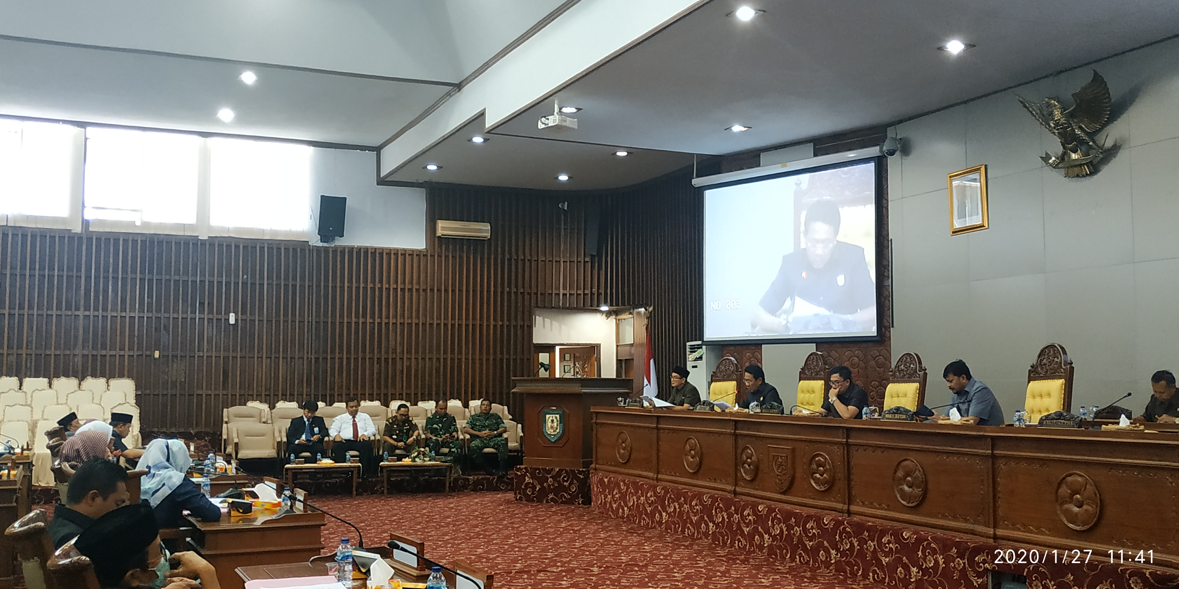 Suasana rapat paripurna pembahasan raperda retribusi.