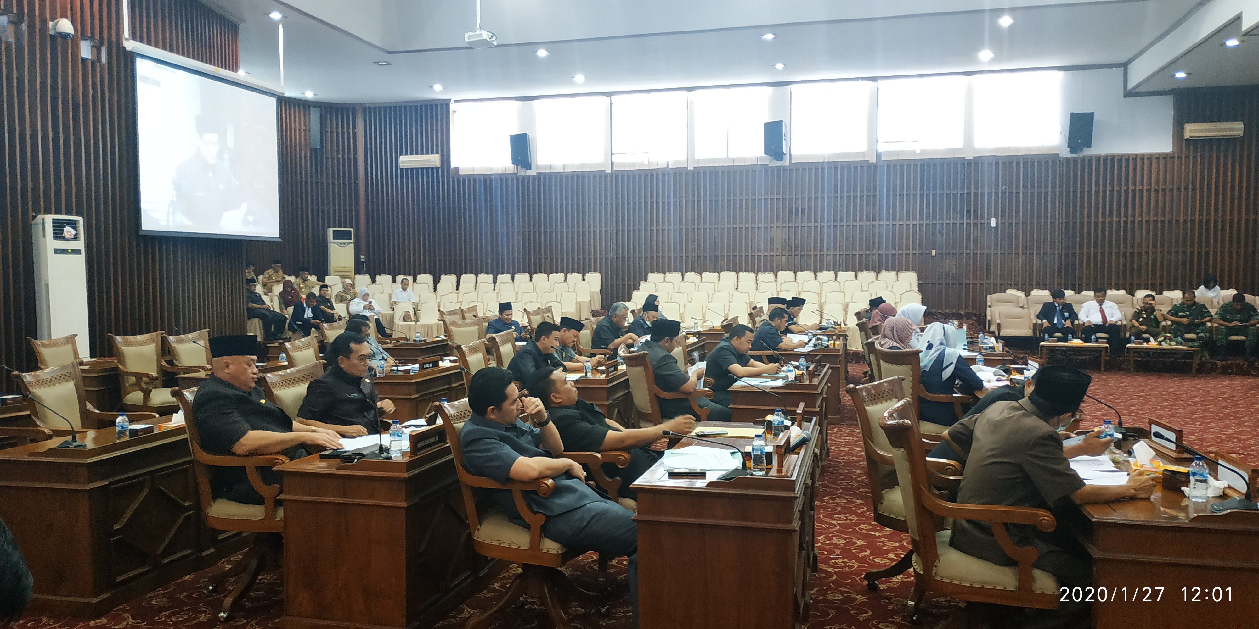 Suasana rapat paripurna pembahasan Raperda retribusi.