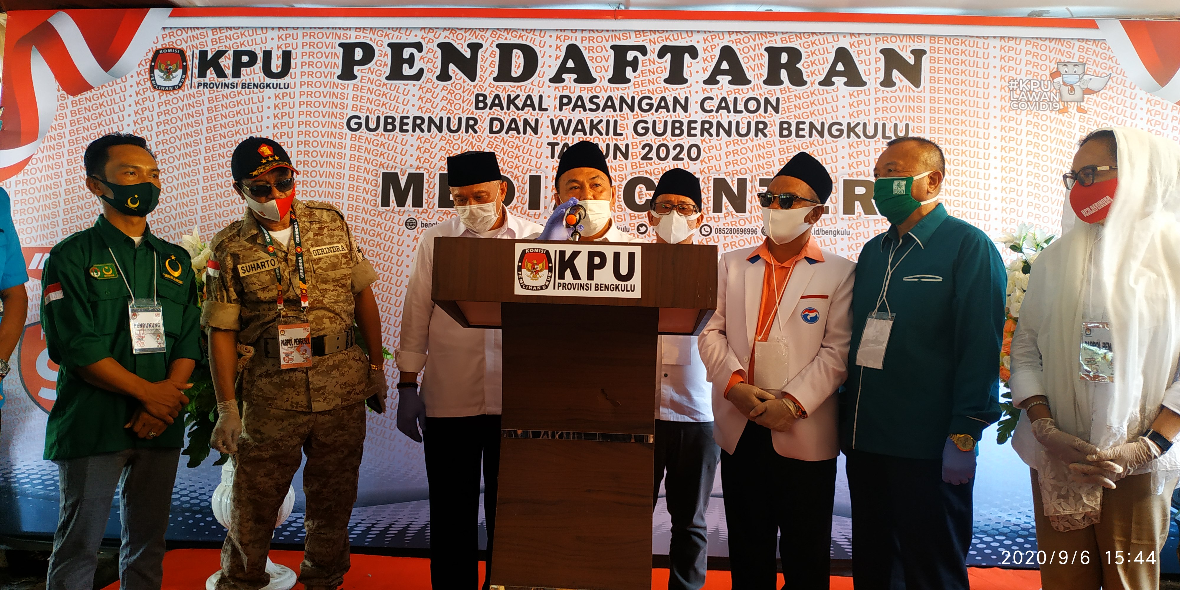 Daftar ke KPU, Agusrin - Imron Disambut Meriah Para Pendukung