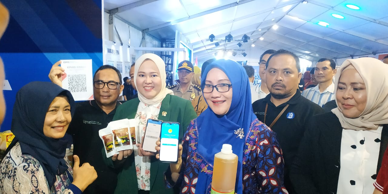 Tampak Asisten II Setda Provinsi bengkulu dan Senator Bengkulu Riri Damayanti berbelanja di stand UMKM menggunakan QRIS.