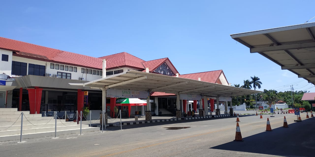 AMBONEWS.COM, Bengkulu - Penerbangan Bandara Fatmawati - Soekarno (Fatsoe) Bengkulu diisukan ditutup akibat Pandemi Covid-19, padahal karena tidak ada penumpang, penerbangan komersial dihentikan sementara. Executive General Manager (EGM) Angkasa Pura II Sarosa menjelaskan, Penerbangan Bandara Fatsoe bukan ditutup, melainkan tidak adanya penumpang menjadi salah satu faktor utama penerbangan komersial dihentikan sementara, mulai 24 April 2020 sampai dengan 1 Juni 2020. Selain itu, juga berdasarkan Permenhub Nomor 25 Tahun 2020 tentang Peraturan Menteri Perhubungan (Permenhub) Nomor 25 Tahun 2020, tentang Pengendalian Transportasi Selama Musim Mudik Idul Fitri 1441 H dalam rangka Pencegahan Penyebaran Covid-19. Dengan begitu, karena pesawat tidak ada penumpang, maka tidak ada pesawat yang datang, sehingga seolah-olah di bandara terlihat tidak ada aktivitas. "Banyak yang mengatakan Bandara Fatmawati tutup, itu tidak, yang benarnya karena tidak ada penumpang terkait dengan instruksi Presiden tentang larangan mudik di masa Mudik Idul Fitri 1441 Hijriyah, semua orang dilarang mudik atau dilaarang berpergian dengan semua moda transportasi, baik dapat, laut maupun udara," Katanya, Sabtu (25/4). Lebih lanjut dijelaskan Sarosa, Bandara sebetulnya masih tetap buka, seperti penerbangan masih ada namun tidak untuk mengangkut penumpang, artinya hanya penerbangan cargo, VVIP, logistik, madifek atau yang lainnya. Akibat Pandemi Covid-19 ini, penumpang seluruh maskapai penerbangan yang ada di Bnadara Fatsoe mengalami penurunan drastis. "Penurunan (penumpang, red) yang biasa kalau hari-hari normal itu sampai 2 ribuan penumpang, sekarang tinggal 2 ratusan saja," tambahnya. Nay
