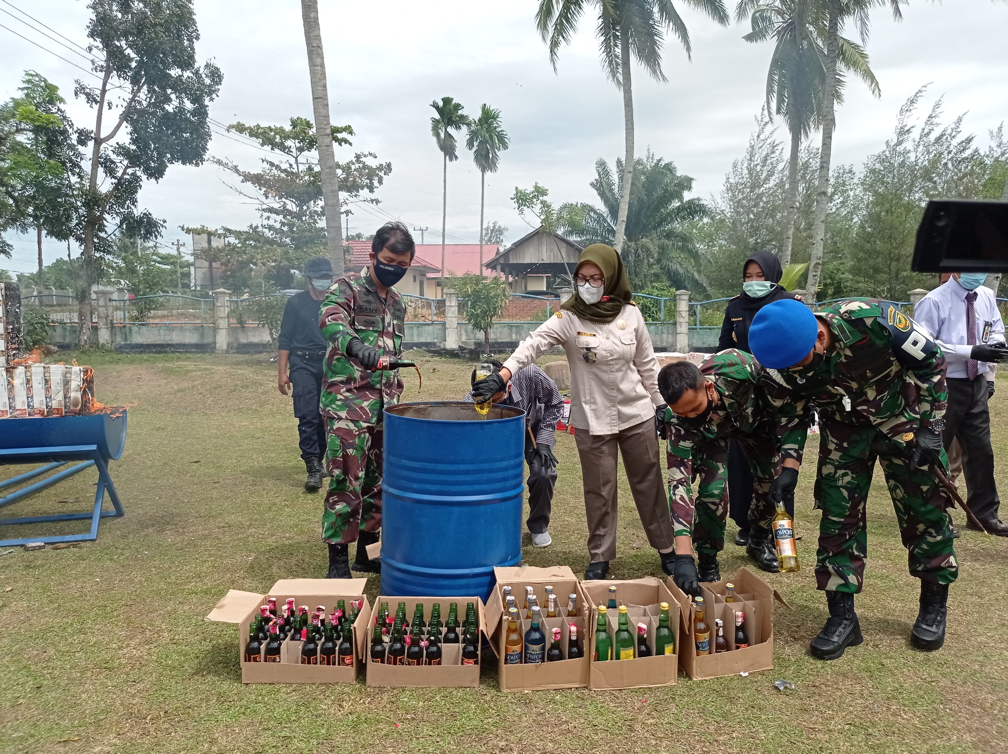 Rokok Ilegal, Minuman Serta Barang Pornografi Senilai Rp308,6 Juta Dibakar