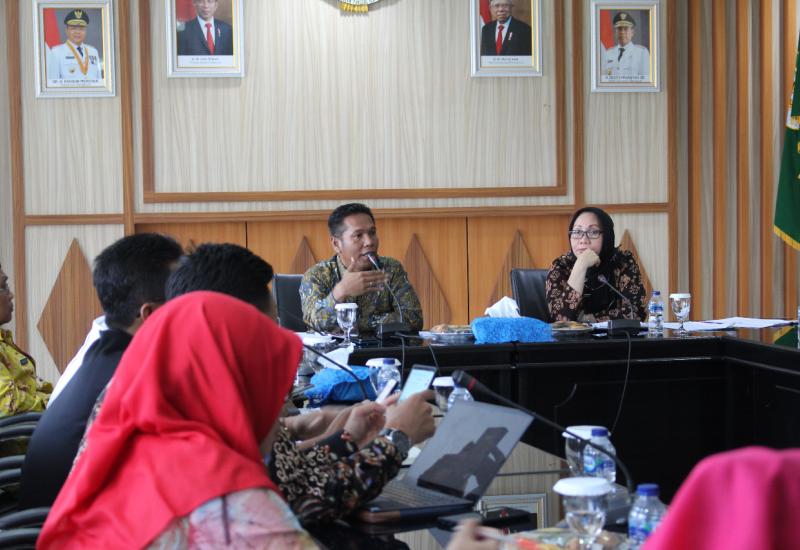 Wagub Bengkulu saat rapat.