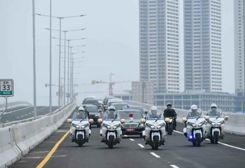 Rombongan Presiden Joko Widodo saat melintasi Tol Japek II.
