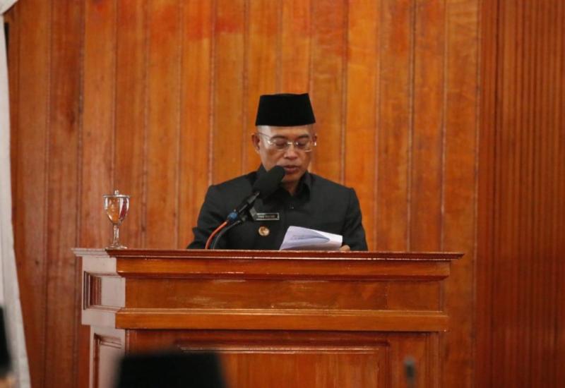 Bupati Bengkulu Selatan saat memaparkan program Jamkesda pada Paripurna DPRD Kabupaten Bengkulu Selatan.