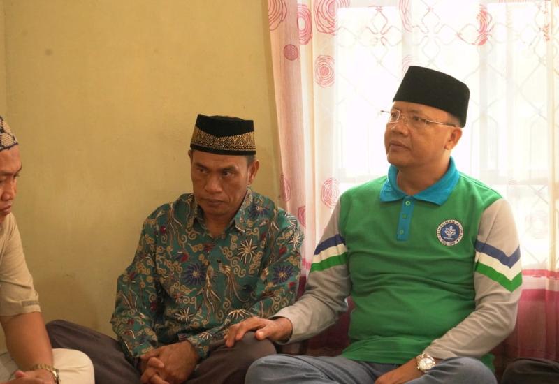 Gubernur Rohidin saat menyambangi rumah keluarga Almh Wina Mardiani.
