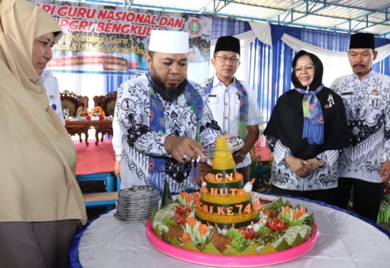 Walikota Helmi Hasan saat memotong tumpeng dalam acara serasehan bersama guru Kota Bengkulu.