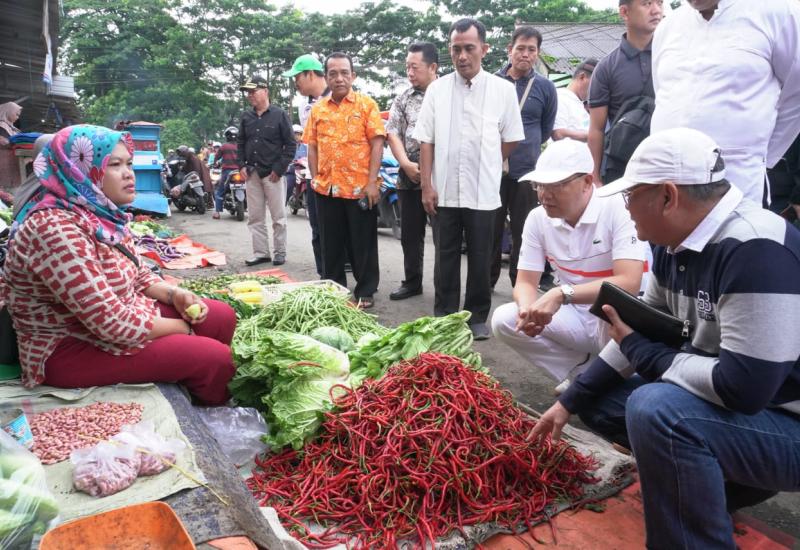 Gubernur Rohidin saat meninjau harga bapok di pasar Tradisional Kepahiang.