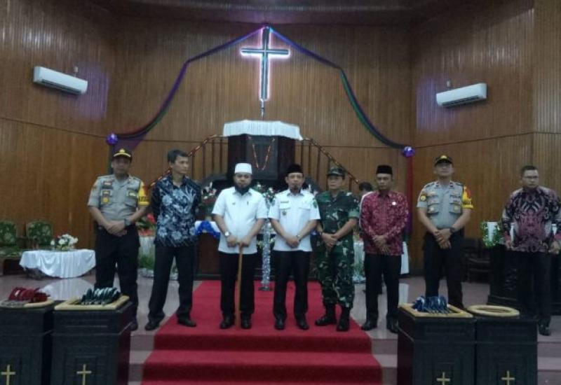 Walikota dan Wakil Walikota saat meninjau gereja.