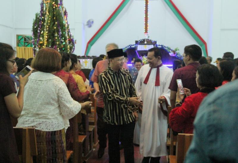 Gubernur Rohidin saat meninjau Gereja yang tengah merayakan Natal.