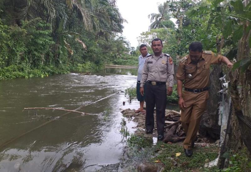 Bupati tengah meninjau sawah masyarakat yang nyaris gagal panen.