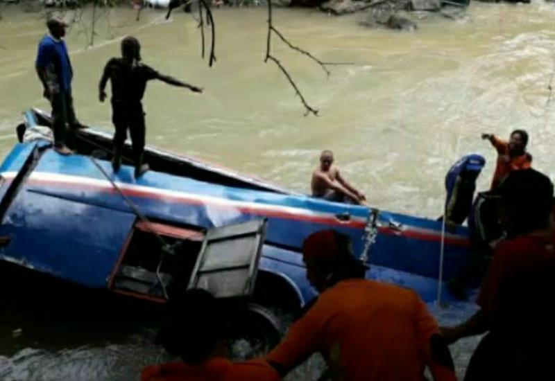 Proses evakuasi bus sriwijaya yang terperosok kedalam jurang.