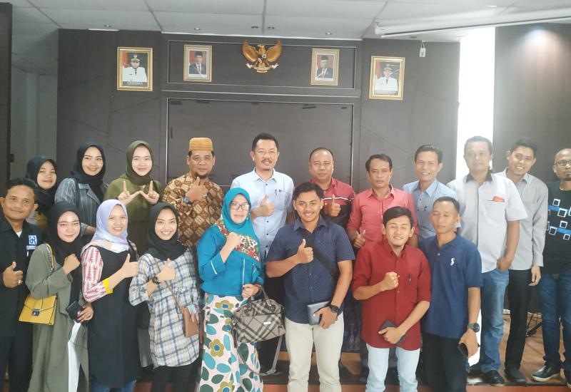 Foto bersama antara Plt Kadis PUPR Kota Bengkulu bersama insan pers.