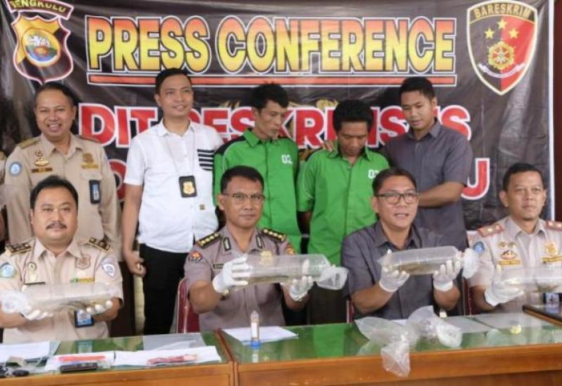 Press conference pengungkapan penyelundupan bibit lobster.