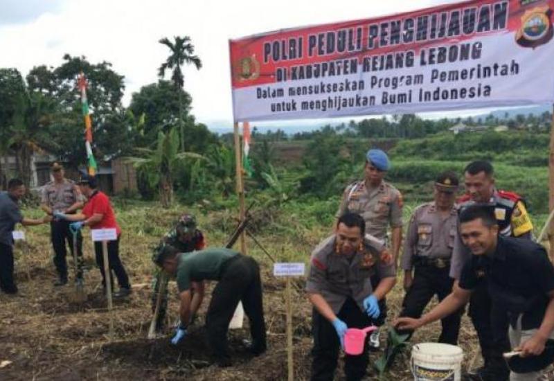 Kapolres RL beserta jajaran saat menenem pohon.