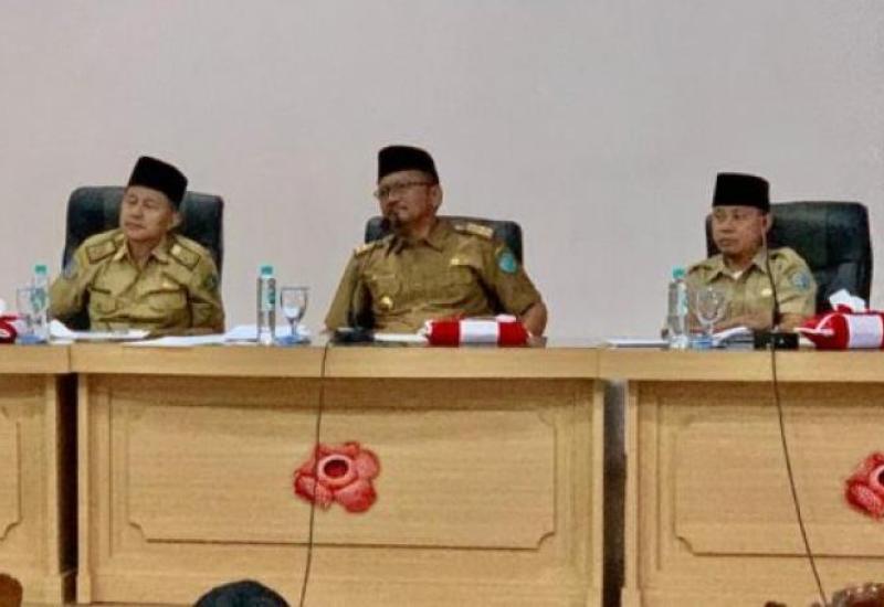 Sesda Kota Bengkulu saat evaluasi Dana Kelurahan dan Camat.