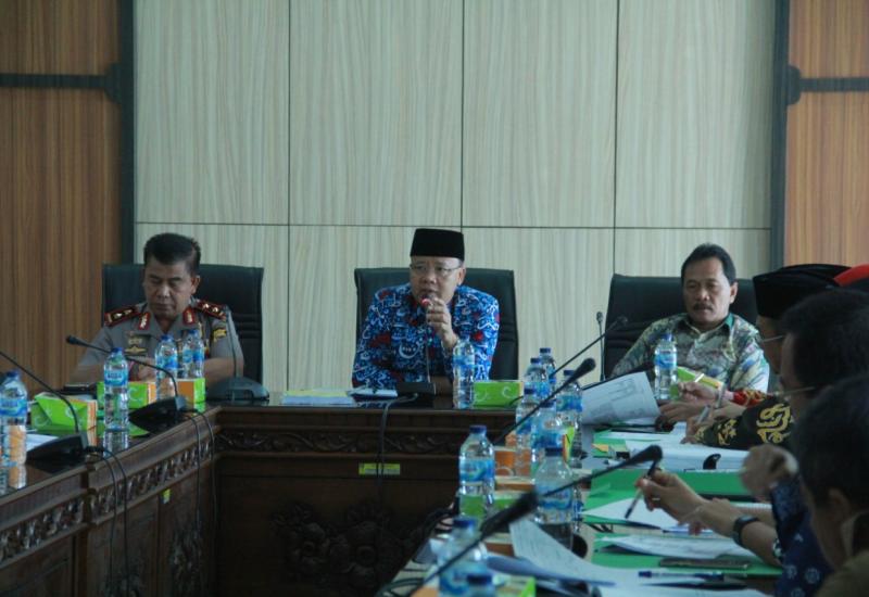 Gubernur Rohidin saat rapat berdama pihak PT BMQ dan pihak terkait lainnya.